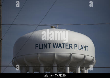 La pietra focaia impianto acqua torre è fotografato di Flint, Michigan, Marzo 11, 2016. La selce residenti continuano a usare acqua in bottiglia dopo l'acqua potabile è stata trovata essere contaminato con piombo dopo la fonte di acqua è stato commutato da Detroit acqua e la rete fognaria Dipartimento per il fiume Flint in aprile, 2014. Foto di Molly Riley/UPI Foto Stock