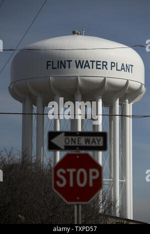La pietra focaia impianto acqua torre è fotografato di Flint, Michigan, Marzo 11, 2016. La selce residenti continuano a usare acqua in bottiglia dopo l'acqua potabile è stata trovata essere contaminato con piombo dopo la fonte di acqua è stato commutato da Detroit acqua e la rete fognaria Dipartimento per il fiume Flint in aprile, 2014. Foto di Molly Riley/UPI Foto Stock