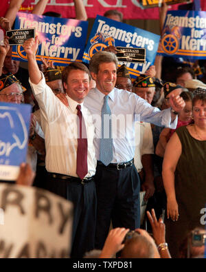 Morsa democratico il candidato presidenziale John Edwards (l) e candidato presidenziale John Kerry (r) rispondere alla schiacciante sostegno durante un 'Nuovo Team per una nuova America' nel rally di Ft. Lauderdale, Florida il 8 luglio 2004. (UPI Foto Marino / Cantrell) Foto Stock