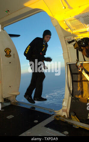 Un membro della US Army Golden Knights Parachute Team piano esce durante un salto al crepuscolo nei cieli sopra le spiagge di Ft. Lauderdale, FL. Il 30 aprile 2005, concludendo il primo giorno dell'undicesimo annuale aria McDonalds e Sea Show. (UPI foto/Marino-Cantrell) Foto Stock