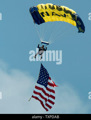 Un membro della US Navy Parachute Team, il "Salto rane' inizia il suo approccio finale per un atterraggio sul m. Lauderdale beach on April 30, 2005 dopo una caduta libera immersione durante l'undicesimo annuale aria McDonalds e Sea Show. (UPI foto/Marino-Cantrell) Foto Stock