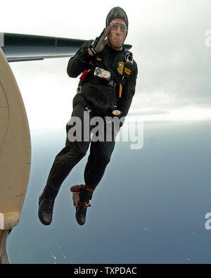 Un membro della US Army Golden Knights Parachute Team, il 'Cavalieri d'Oro", saluta come egli esce dal velivolo durante la performance finale del McDonalds aria e mare mostra il 1 maggio 2005 a Ft. Lauderdale, Florida. (UPI foto/Marino-Cantrell) Foto Stock