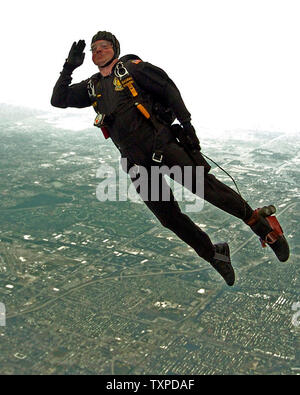 Un membro della US Army Parachute Team, il 'Cavalieri d'Oro" saluta come egli compie un salto di finale per il McDonalds aria e mare mostra sulle spiagge di Ft. Lauderdale, FL. Il 1 maggio 2005. (UPI foto/Marino-Cantrell) Foto Stock