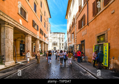 I turisti a testa in giù uno dei tanti vicoli che portano alla Piazza Navona nel centro storico di Roma, Italia. Foto Stock