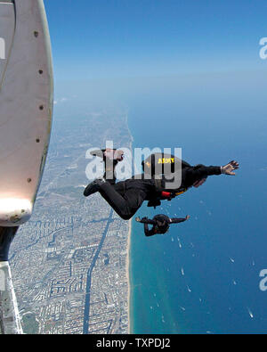 Membri della US Army Parachute Team, cavalieri d'oro, uscire dal piano di salto al di sopra di m. Lauderdale, Florida durante il McDonald aria e mare mostra il 7 maggio 2006. (UPI foto/Joe Marino-Bill Cantrell) Foto Stock