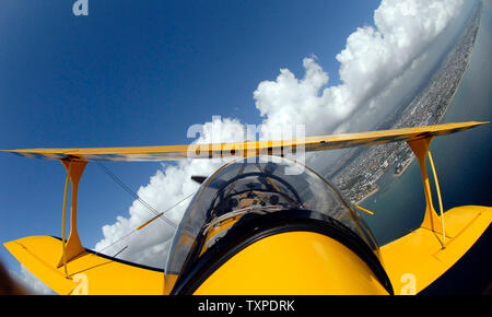 Aerobat Fred Cabanas di Key West, Florida vola il suo Pitts S2-C in Pompano Beach, Florida il 2 maggio 2007. Il Cabanas si esibirà al McDonald's aria e mare visualizza in Ft. Lauderdale il 5 di maggio e 6. (UPI foto/Joe Marino-Bill Cantrell) Foto Stock