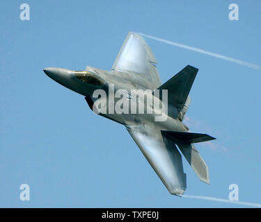 Un F-22 Raptor esegue un fly-by sulle spiagge di Ft. Lauderdale, Florida il 5 maggio 2007 durante il periodo annuale di McDonald's aria e mare Show. (UPI foto/Joe Marino-Bill Cantrell) Foto Stock