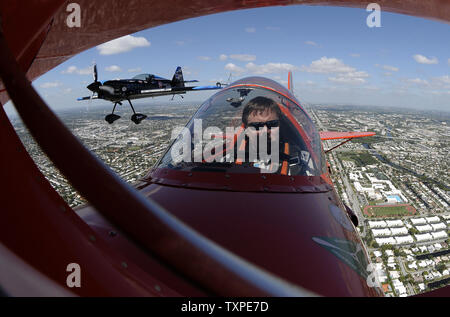 Mike Aerobats Wiskus (r) e Rob Holland sorvolare le spiagge e le Everglades vicino a Ft. Lauderdale, Florida il 26 aprile 2012. I due piloti sarà in esecuzione durante il ritorno di Ft. Lauderdale Air Show che è prevista per il fine settimana di aprile 28 e 29. .UPI/Joe Marino-Bill Cantrell Foto Stock