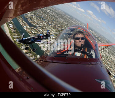 Mike Aerobats Wiskus (r) e Rob Holland sorvolare le spiagge e le Everglades vicino a Ft. Lauderdale, Florida il 26 aprile 2012. I due piloti sarà in esecuzione durante il ritorno di Ft. Lauderdale Air Show che è prevista per il fine settimana di aprile 28 e 29. .UPI/Joe Marino-Bill Cantrell Foto Stock