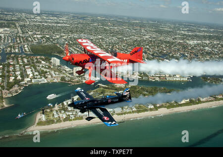 Mike Aerobats Wiskus (top) e Rob Holland volare oltre la storica Hillsboro Lighthouse vicino a Ft. Lauderdale, Florida il 26 aprile 2012. I due piloti sarà in esecuzione durante il ritorno di Ft. Lauderdale Air Show che è prevista per il fine settimana di aprile 28 e 29. .UPI/Joe Marino-Bill Cantrell Foto Stock