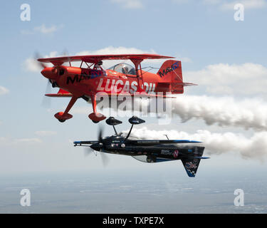 Mike Aerobats Wiskus (top) e Rob Holland sorvolare le spiagge e le Everglades vicino a Ft. Lauderdale, Florida il 26 aprile 2012. I due piloti sarà in esecuzione durante il ritorno di Ft. Lauderdale Air Show che è prevista per il fine settimana di aprile 28 e 29. .UPI/Joe Marino-Bill Cantrell Foto Stock