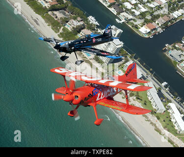 Mike Aerobats Wiskus (fondo) e Rob Holland sorvolare le spiagge e le Everglades vicino a Ft. Lauderdale, Florida il 26 aprile 2012. I due piloti sarà in esecuzione durante il ritorno di Ft. Lauderdale Air Show che è prevista per il fine settimana di aprile 28 e 29. .UPI/Joe Marino-Bill Cantrell Foto Stock