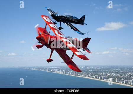 Mike Aerobats Wiskus (anteriore) e Rob Holland sorvolare le spiagge e le Everglades vicino a Ft. Lauderdale, Florida il 26 aprile 2012. I due piloti sarà in esecuzione durante il ritorno di Ft. Lauderdale Air Show che è prevista per il fine settimana di aprile 28 e 29. .UPI/Joe Marino-Bill Cantrell Foto Stock