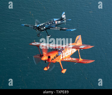 Mike Aerobats Wiskus (f) e Rob Holland sorvolare le spiagge e le Everglades vicino a Ft. Lauderdale, Florida il 26 aprile 2012. I due piloti sarà in esecuzione durante il ritorno di Ft. Lauderdale Air Show che è prevista per il fine settimana di aprile 28 e 29. .UPI/Joe Marino-Bill Cantrell Foto Stock