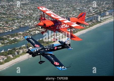 Mike Aerobats Wiskus (top) e Rob Holland sorvolare le spiagge e le Everglades vicino a Ft. Lauderdale, Florida il 26 aprile 2012. I due piloti sarà in esecuzione durante il ritorno di Ft. Lauderdale Air Show che è prevista per il fine settimana di aprile 28 e 29. .UPI/Joe Marino-Bill Cantrell Foto Stock