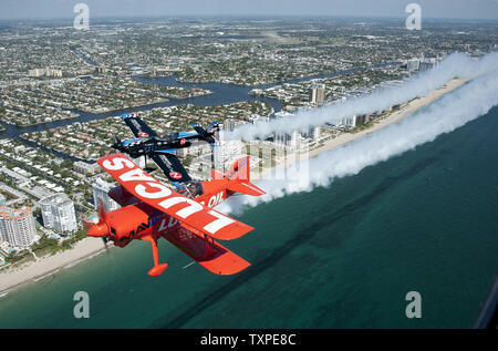 Mike Aerobats Wiskus (anteriore) e Rob Holland sorvolare le spiagge e le Everglades vicino a Ft. Lauderdale, Florida il 26 aprile 2012. I due piloti sarà in esecuzione durante il ritorno di Ft. Lauderdale Air Show che è prevista per il fine settimana di aprile 28 e 29. .UPI/Joe Marino-Bill Cantrell Foto Stock