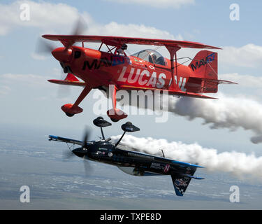 Mike Aerobats Wiskus (top) e Rob Holland sorvolare le spiagge e le Everglades vicino a Ft. Lauderdale, Florida il 26 aprile 2012. I due piloti sarà in esecuzione durante il ritorno di Ft. Lauderdale Air Show che è prevista per il fine settimana di aprile 28 e 29. .UPI/Joe Marino-Bill Cantrell Foto Stock