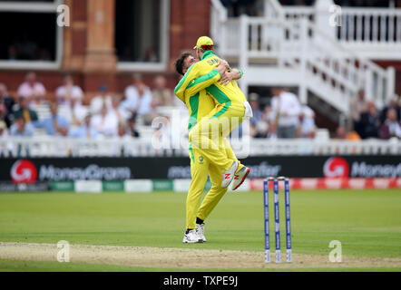 Australia Marcus Stoinis (sinistra) celebra tenendo il paletto di Inghilterra del Jos Buttler, catturati da Australia Usman Khawaja, durante la ICC Cricket World Cup group stage corrispondono a Lord's, Londra. Foto Stock