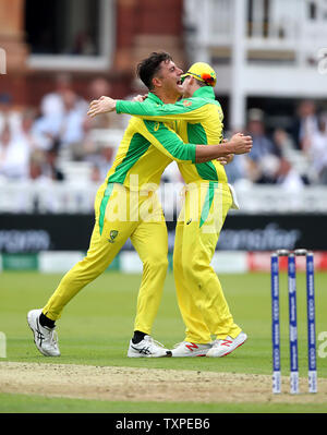 Australia Marcus Stoinis (sinistra) celebra tenendo il paletto di Inghilterra del Jos Buttler, catturati da Australia Usman Khawaja, durante la ICC Cricket World Cup group stage corrispondono a Lord's, Londra. Foto Stock