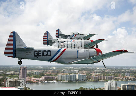 La GEICO Skytypers Air Show Team pratica sulle spiagge di Ft. Lauderdale, Florida il 18 aprile 2013. Il Skytypers sono da eseguire al 2013 Lauderdale Air Show che è prevista per il mese di aprile 20 e 21, 2013. Il caso di solito attira quasi un milione di spettatori al litorale nel sud della Florida. .UPI/Joe Marino-Bill Cantrell Foto Stock