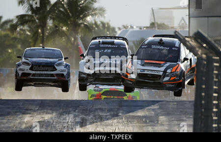 Racer Bucky Lasek, alla guida di auto 81 (r), un WRX STI per la Subaru Rally Team USA, conduce gli altri piloti come loro competono nella Red Bull Global Rallycross sulle strade di Fort Lauderdale, Florida il 30 maggio 2015. UPI / Joe Marino-Bill Cantrell) Foto Stock