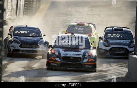 Racer Bucky Lasek (c), alla guida di auto 81, un WRX STI per la Subaru Rally Team USA, compete con altri piloti come loro capo verso la svolta 2 presso la Red Bull Global Rallycross sulle strade di Fort Lauderdale, Florida il 30 maggio 2015. UPI / Joe Marino-Bill Cantrell) Foto Stock