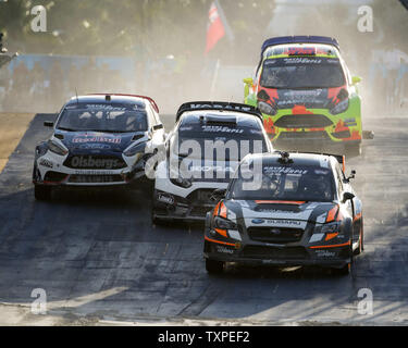 Racer Bucky Lasek, alla guida di auto 81, un WRX STI per la Subaru Rally Team USA, è a capo di un gruppo di piloti da la rampa come loro capo verso la svolta 2 durante la Red Bull Global Rallycross sulle strade di Fort Lauderdale, Florida il 30 maggio 2015. UPI / Joe Marino-Bill Cantrell) Foto Stock