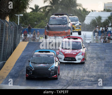 Racer Collete Davis, alla guida di auto 7, per River Racing, è a capo di un gruppo di piloti verso il fondo della rampa durante il 'Lytes' serie in gara la Red Bull Global Rallycross sulle strade di Fort Lauderdale, Florida il 30 maggio 2015. UPI / Joe Marino-Bill Cantrell) Foto Stock