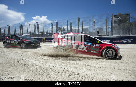 Racer Oliver Eriksson, alla guida di auto 16, per Olsbergs MSE, compete in Red Bull Global Rallycross 'Lytes' gara. Egli è inseguito da Alex Keyes in auto 61 sulle strade di Fort Lauderdale, Florida il 30 maggio 2015. Foto di Joe Marino-Bill Cantrell/UPI Foto Stock