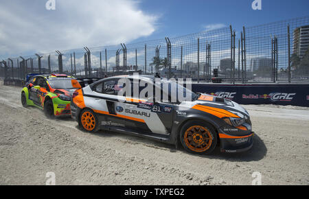 Racer Bucky Lasek, alla guida di auto 81, un WRX STI per la Subaru Rally Team USA, compete in Red Bull Global Rallycross sulle strade di Fort Lauderdale, Florida il 31 maggio 2015. Foto di Joe Marino-Bill Cantrell/UPI Foto Stock