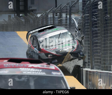 Racer Alex Keyes, alla guida di auto 61, per Olsbergs MSE, si scontra con la recinzione come egli compete in Red Bull Global Rallycross 'Lytes' gara sulle strade di Fort Lauderdale, Florida il 31 maggio 2015. Foto di Joe Marino-Bill Cantrell/UPI Foto Stock