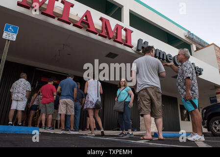 I clienti linea fino a uscire dalla porta di un valore vero negozio di ferramenta a Miami in Florida il 12 settembre 2017. Irma Florida ha colpito duro tutto in alto e in basso sia ad est che ad ovest delle coste. Foto di Ken Cedeño/UPI Foto Stock