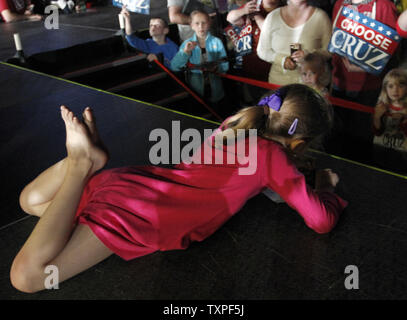Otto-anno-vecchio Caroline Cruz, figlia di presidenziale repubblicano speranzoso Ted Cruz, segni un autografo dopo un rally alla Indiana State Fairgrounds in Indianapolis, Indiana il 2 maggio 2016. Cruz si face off contro l uomo d affari e capofila repubblicano Donald Trump in Indiana del maggio 3 elezione primaria. Foto di Frank Polich/UPI Foto Stock