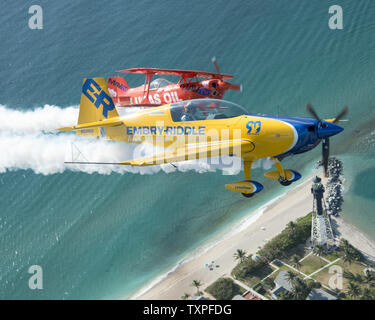 Matt Chapman di Embry Riddle (anteriore) e Mike Wiskus del Lucas Oil pratica del team per la Storica Hillsboro faro prima della Ford Lauderdale Air Show sulle spiagge di Ft. Lauderdale, Florida il 7 maggio 2016 .Foto di Joe Marino-Bill Cantrell/UPI Foto Stock