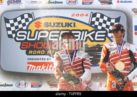 Miguel Duhamel di Las Vegas, NV, festeggia dopo aver vinto il round 10 del Lockhart-Phillips USA Formula Xtreme AMA Campionato di Serie di Road Atlanta in Brasleton, GA, il 4 settembre 2004. (UPI foto/David Allio) Foto Stock