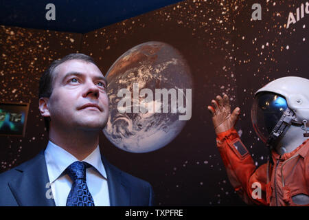 Il Presidente russo Dmitry Medvedev esamina una tuta spaziale a Yuri Gagarin il museo nella città di Gagarin il 31 luglio 2008. La città di Gagarin è chiamato dopo il famoso cosmonauta sovietico Yuri Gagarin che pilotava il primo volo spaziale nel 1961. (UPI foto/Anatoli Zhdanov) Foto Stock