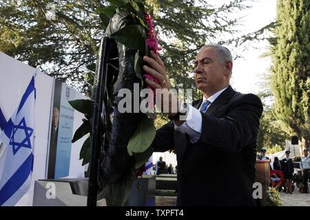 Il Primo Ministro israeliano Benjamin Netanyahu stabilisce una corona durante una cerimonia a 18 anni dall'assassinio del primo ministro Yitzhak Rabin presso il monte Herzel cimitero in Gerusalemme il 16 ottobre 2013. Rabin è stato ucciso il 4 novembre 1995, appena due anni dopo la firma degli accordi di pace di Oslo, per la quale egli e Peres sono stati insigniti del Premio Nobel per la pace insieme con il veterano del leader palestinese Yasser Arafat. UPI/G.TIBBON Foto Stock