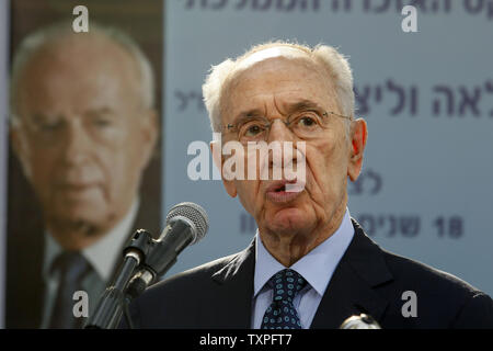 Il presidente israeliano Shimon Peres dà un discorso durante una cerimonia a 18 anni dall'assassinio del primo ministro Yitzhak Rabin presso il monte Herzel cimitero in Gerusalemme il 16 ottobre 2013. Rabin è stato ucciso il 4 novembre 1995, appena due anni dopo la firma degli accordi di pace di Oslo, per la quale egli e Peres sono stati insigniti del Premio Nobel per la pace insieme con il veterano del leader palestinese Yasser Arafat. UPI/G.TIBBON Foto Stock