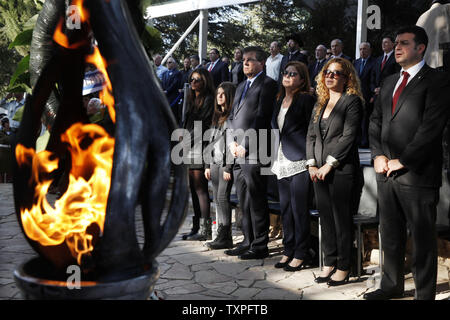 I familiari del compianto primo ministro Yitzhak Rabin assistere ad una cerimonia a 18 anni dall'assassinio del primo ministro Yitzhak Rabin presso il monte Herzel cimitero in Gerusalemme il 16 ottobre 2013. Rabin è stato ucciso il 4 novembre 1995, appena due anni dopo la firma degli accordi di pace di Oslo, per la quale egli e Peres sono stati insigniti del Premio Nobel per la pace insieme con il veterano del leader palestinese Yasser Arafat. UPI/G.TIBBON Foto Stock