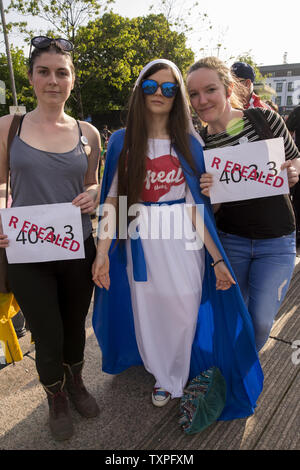 Amici celebrare l' abrogazione di anti-leggi sull aborto durante un referendum irlandese a Galway, in Irlanda il 25 maggio 2018. L'Irlanda ha votato a maggioranza da due terzi di margine per abrogare l'anti-leggi sull aborto che alcuni dicono che segna una drammatica sconfitta per la Chiesa cattolica romana della dominazione della Repubblica. Foto di Skye McKee/UPI Foto Stock