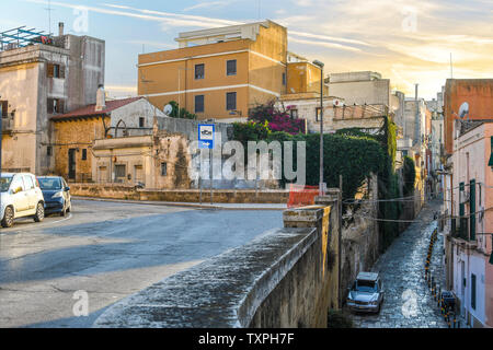 Vista delle sezioni superiore e inferiore del centro storico della città di Brindisi, Italia, nella regione Puglia come il sole tramonta. Foto Stock