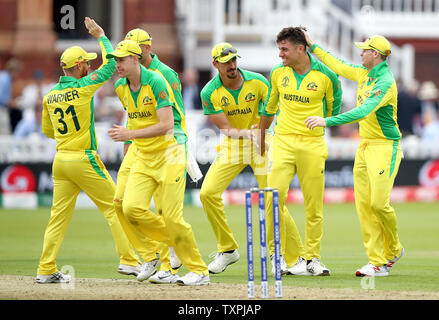 Australia Marcus Stoinis (seconda a destra) celebra tenendo il paletto di Inghilterra del Jos Buttler, catturati da Australia Usman Khawaja, durante la ICC Cricket World Cup group stage corrispondono a Lord's, Londra. Foto Stock