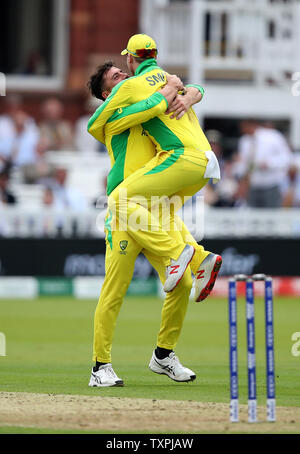 Australia Marcus Stoinis (sinistra) celebra tenendo il paletto di Inghilterra del Jos Buttler, catturati da Australia Usman Khawaja, durante la ICC Cricket World Cup group stage corrispondono a Lord's, Londra. Foto Stock