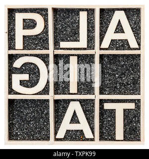 In modo univoco e parzialmente disposti speculari lettere di legno compensato quadrato nero sulla sabbia di decorazione che rappresenta le parole PLAGIAT in vista dall'alto isolato su bianco Foto Stock