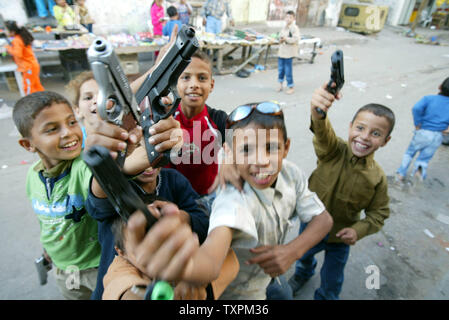 Bambini palestinesi giocare con pistole giocattolo per celebrare l'Eid al-Fitr il 3 novembre 2005 nella città di Gaza. Eid al-Fitr è la fine del il mese del Ramadan. (UPI foto /Ismael Mohamad) Foto Stock