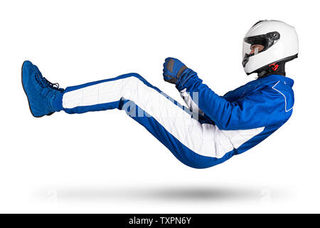 Race Driver in blu e bianco motorsport nel complesso passa il puntatore del mouse su massa nel sedile di guida posizione con scarpe guanti di sicurezza e casco, isolato su un bianco Foto Stock