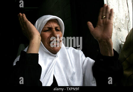 Relativa palestinesi israeliani vittime airstrike Raed Ahmad al-Batsh e Mahmoud Ahmed al-Batsh piange durante i funerali il 7 marzo 2006, nella parte anteriore della sua casa di Gaza City, nella Striscia di Gaza. In moschea Al-Omari nella Striscia di Gaza nella Striscia di Gaza. Tre bambini palestinesi e di due membri della linea dura Jihad islamica movimento furono uccisi ieri in un attacco aereo israeliano a Gaza City. Un altro otto gli astanti, la maggior parte di loro sono bambini, sono stati anche feriti. Israeliana il Ministro della difesa Shaul Mofaz ha difeso la colpisce oggi e detto che nessuno nella nuova democraticamente eletti al parlamento palestinese era immune. (UPI Pho Foto Stock