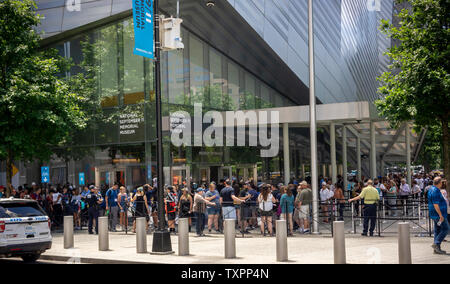 La folla di visitatori di attendere in linea per immettere la National September 11 Memorial Museum nel sito del World Trade Center a New York Sabato, 15 giugno 2019. (© Richard B. Levine) Foto Stock