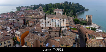 Vista in piccola cittadina di Malcesine con il Castello Scaligero presso la riva del lago di Garda, Italia Foto Stock