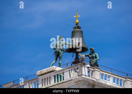 Vista a Mori colpisce le ore in cima alla piazza San Marco Itinerari Segreti di Palazzo Ducale a Venezia, Italia Foto Stock